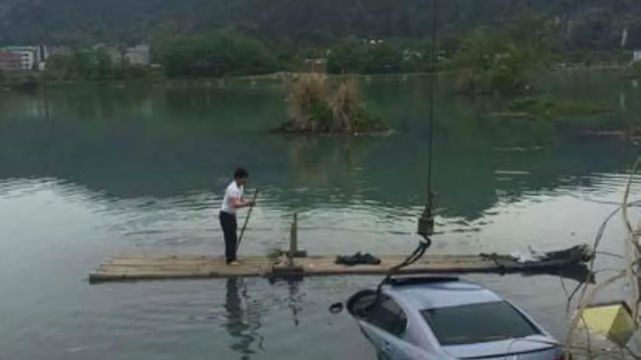 Niat Ambil Gadget yang Jatuh, Pria Ini Mendarat di Danau