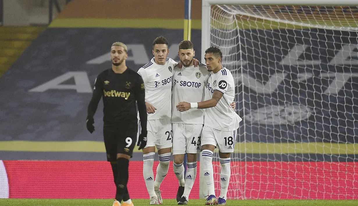 Gelandang Leeds United, Mateusz Klich (kedua kanan) berselebrasi dengan rekan-rekannya usai mencetak gol ke gawang West Ham pada pertandingan lanjutan Liga Inggris di stadion Elland Road di Leeds, Inggris, Sabtu (12/12/2020). West Ham menang tipis atas Leeds United 2-1. (Oli Scarff, Pool via AP)