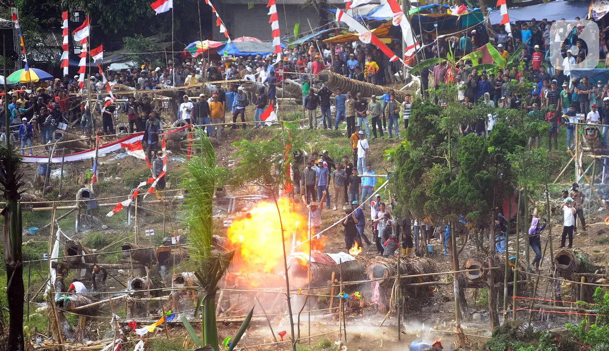 Panitia Pesta Rakyat Festival Kuluwung Bedug Desa Sukamulya Kusnadi mengatakan, Desa Sukamulya menurunkan 63 kuluwung dengan ukuran terbesar berdiameter 1 meter panjang 9 meter menghabiskan biaya Rp 15 juta. (merdeka.com/Arie Basuki)