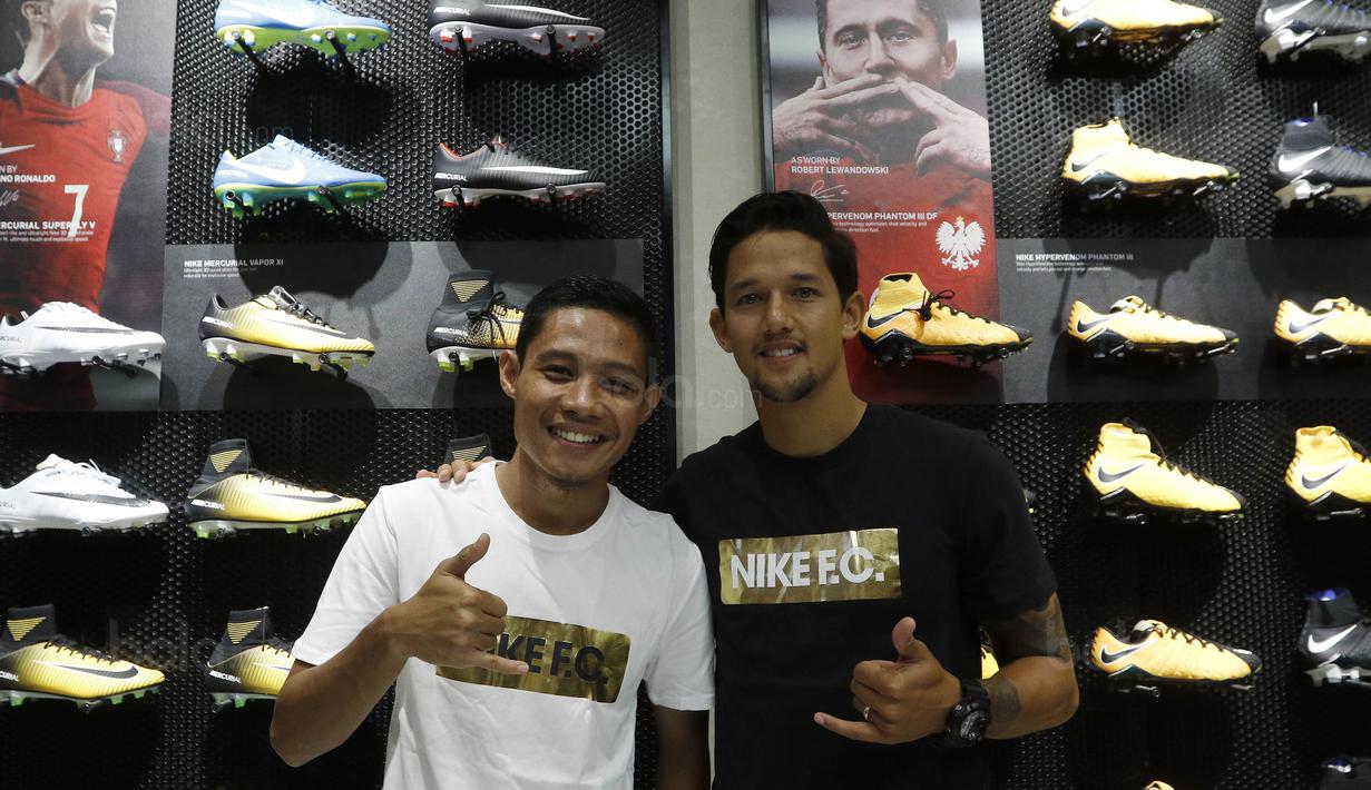 Pemain Timnas Indonesia, Irfan Bachdim dan Evan Dimas foto bersama saat menghadiri Launching toko Fisik Football di AEON Mall, Jakarta, Sabtu (30/9/2017). Fisik Football menjual berbagai macam perlengkapan sepak bola. (Bola.com/M Iqbal Ichsan)