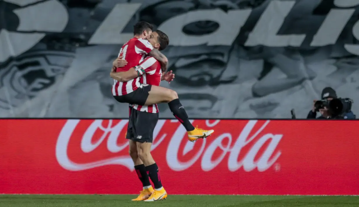 Pemain Athletic Bilbao, Ander Capa (kiri) berselebrasi dengan rekannya setimnya usai mencetak gol ke gawang Real Madrid pada pertandingan La Liga Spanyol di di stadion Alfredo Di Stefano di Madrid, Spanyol, Rabu (16/12/2020). Madrid menang atas Bilbao 3-1. (AP Photo/Bernat Armangue)