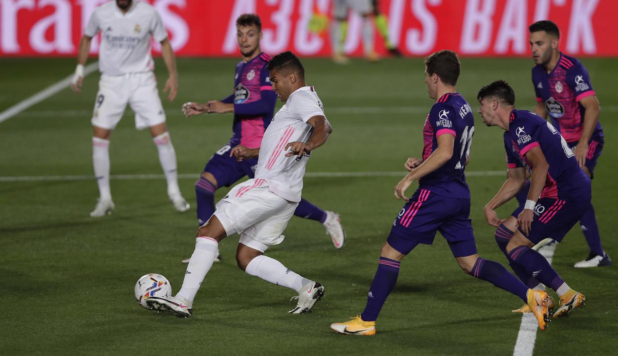 Gelandang Real Madrid, Casemiro, berusaha melewati pemain Real Valladolid pada laga lanjutan Liga Spanyol di Estadio Alfredo Di Stefano, Kamis (1/10/2020) dini hari WIB. Real Madrid menang 1-0 atas Valladolid. (AP Photo/Manu Fernandez)
