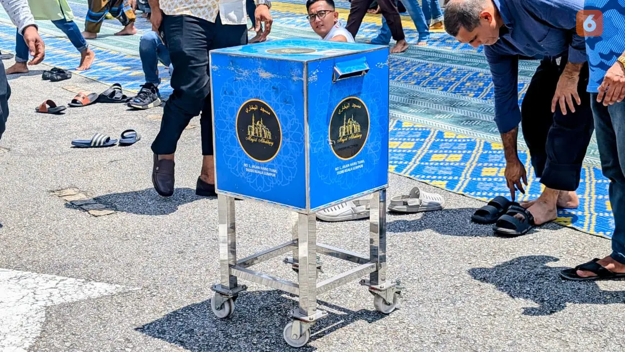 Laporan Liputan6.com dari Malaysia: Hal Unik Saat Jumatan di Bukit Bintang, Kotak Amal Tak Diedarkan Saat Khotbah