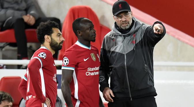 Pelatih Liverpool, Jurgen Klopp, memberikan arahan kepada Sadio Mane dan Mohamed Salah saat menghadapi Midtjylland pada laga Liga Champions 2020/2021 di Stadion Anfield, Rabu (28/10/2020) dini hari WIB. Liverpool menang 2-0 atas Midtjylland. (AFP/Peter Powell/pool)