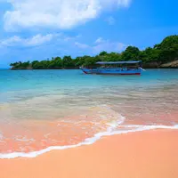 Pantai Tangsi, Lombok, Indonesia. | via: lazypenguins.com