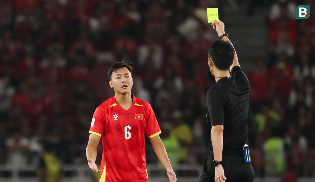 Pemain Timnas Vietnam U-23, Thai Son Nguyen (kiri) mendapatkan kartu kuning pada final Piala AFF U-23 2025 antara Indonesia U-23 vs Vietnam yang berlansung di Stadion Utama Gelora Bung Karno, Selasa (29/7/2025) malam WIB.