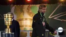 Pelatih Borussia Dortmund, Juergen Klopp berjalan melewati trofi DFB Pokal setelah dikalahkan Bayern München 0-2 di Olympiastadion, Berlin (18/5/2014). (REUTERS/Ina Fassbender)