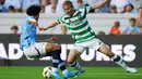 Pemain Glasgow Celtic, Kyogo Furuhashi, berusaha melewati pemain Manchester City, Rico Lewis, pada laga uji coba di Stadion Kenan Memorial, Rabu (24/7/2024). (AFP/Grant Halverson)