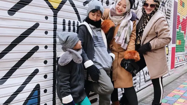 Syok Sampai Masuk Rumah Sakit, Ini 6 Potret Kebersamaan Putri Delina dan Ibunda