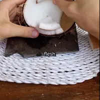 Hanya dengan 1 Bahan Dapur, Begini Cara Lepaskan Daging Kelapa Tanpa Usaha Ekstra (Instagram/@sweetycrafting)