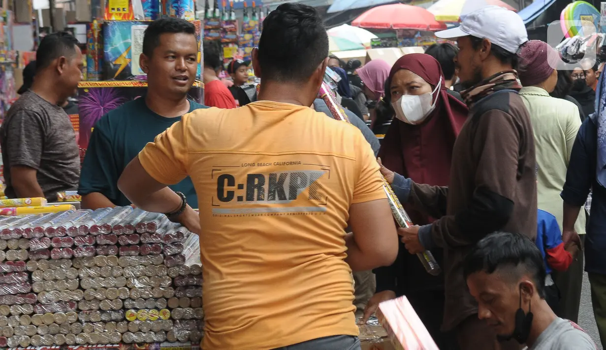 Menjelang perayaan tahun baru 2024, pedagang kembang api mulai menjamur di kawasan tersebut. (merdeka.com/Imam Buhori)