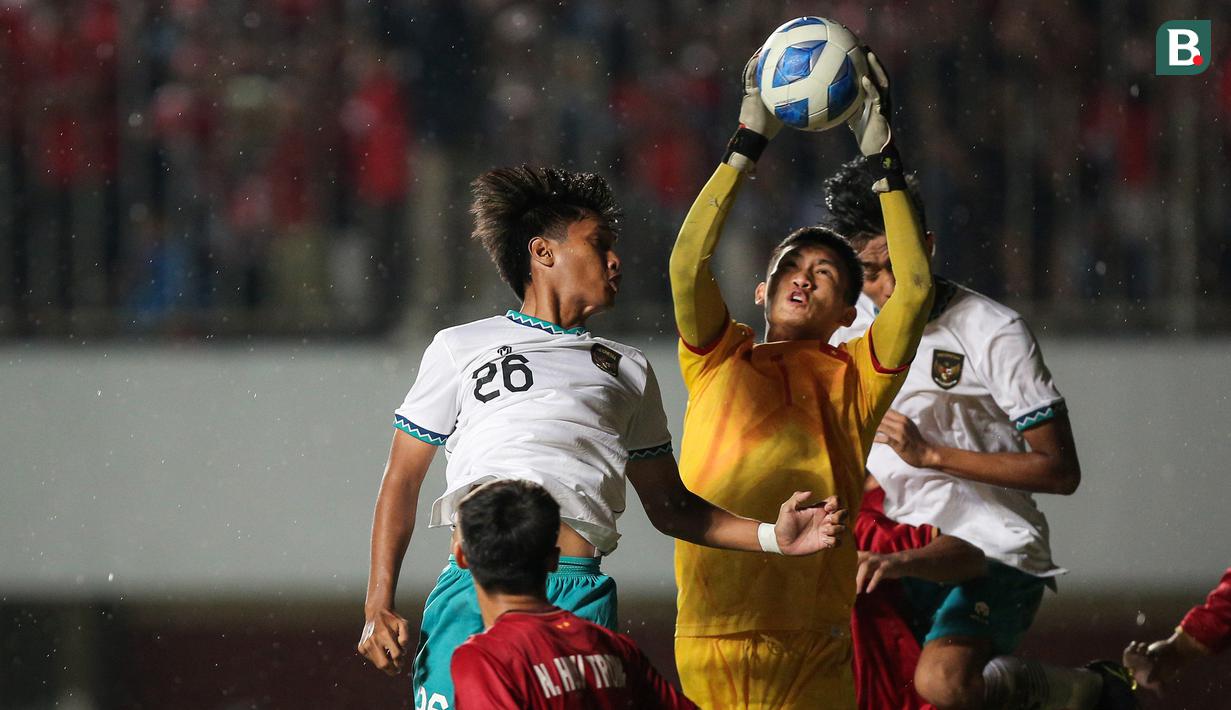 Waliy Marifat, Hanif Ramadhan dan I Komang Ananta Krisna. Ketiga pemain tersebut masing-masing mencetak 1 gol selama turnamen Piala AFF U-16 2022 berlangsung. Ketiganya juga sama-sama mencetak gol tersebut saat Timnas Indonesia U-16 menang 9-0 atas Singapura di laga kedua Grup A (3/8/2022). (Bola.com/Bagaskara Lazuardi)