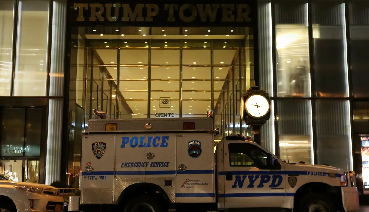 Mobil petugas NYPD terparkir di luar Trump Tower di Manhattan, New York,  untuk melakukan penyelidikan, Kamis (28/4). Sebuah surat yang mengandung serbuk putih mencurigakan dikirimkan untuk bakal calon presiden AS, Donald Trump (REUTERS/Carlo Allegri)