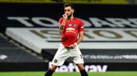 Reaksi gelandang Manchester United, Bruno Fernandes setelah melakukan tendangan penalti ke gawang Tottenham Hotspur dalam laga Liga Inggris di Stadion Tottenham, London, Jumat (19/6/2020). Manchester United berhasil mencuri poin di markas Hotspur dengan skor imbang 1-1.  (AP/Glyn Kirk, Pool)
