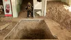 Seorang anggota pasukan khusus Irak berada di dekat sebuah pintu masuk terowongan yang digunakan oleh militan ISIS di dalam sebuah restoran di Bazwaya, timur Mosul, Irak (27/10). (REUTERS/Zohra Bensemra)