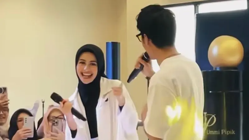 Potret Sintya Marisca dan Abidzar Al Ghifari saat berduet membawakan lagu 'Inikah Cinta' pada acara peluncuran brand parfum Umi Pipik (Instagram/@sintyamarisca)