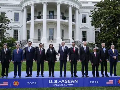 Presiden Joko Widodo (kelima kanan) bersama Presiden AS Joe Biden (tengah) dan Pemimpin Asia Tenggara dari Perhimpunan Bangsa-Bangsa Asia Tenggara (ASEAN) foto keluarga untuk KTT Khusus ASEAN-AS di Halaman Selatan Gedung Putih di Washington, DC pada 12 Mei 2022. (AP Photo/Susan Walsh)