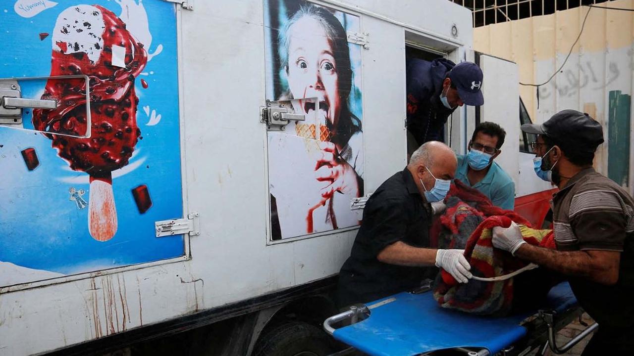 Perang Israel dan Hamas yang terus berkecamuk membuat rumah sakit di Jalur Gaza penuh. Kondisi ini menyebabkan sejumlah jenazah korban serangan Israel terpaksa disimpan di dalam truk es krim berpendingin.