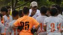 Pelatih B24HABS memberikan arahan kepada anak asunya saat melawan Java Soccer Academy pada laga Indonesia Junior League 2019 di Lapangan Sawangan, Minggu (20/10). Dari liga kelas junior ini diharapkan bisa melahirkan pesepakbola muda berbakat dan berkualitas. (Bola.com/M Iqbal Ichsan)