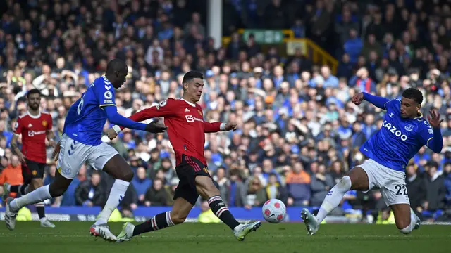 Foto: Berkat Harry Maguire, Everton Tumbangkan Manchester United dan Menjauh dari Zona Degradasi Liga Inggris