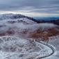 Pegunungan di Arab Saudi yang berada di wilayah Tabuk dekat perbatasan Yordania tertutup salju putih pada Hari Tahun Baru 2022. (SPA)