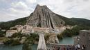Pebalap Tour de France melewati kota Sisteron dengan bukit yang unik pada etape ke-29 dengan jarak tempuh 222,5 km dari Embrun menuju Salon-de-Provence, Prancis, (21/7/2017). (AP/Christophe Ena)