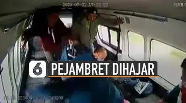 Selama perjalanan pejambret terus dihajar ramai-ramai oleh penumpang angkot.