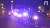 Petugas gabungan saat patroli penegakkan protokol kesehatan COVID-19 di Jalan Veteran, Jakarta Pusat, Sabtu (26/12/2020). Dalam kegiatan tersebut, aparat mengamankan sejumlah pemuda untuk dilakukan Rapid Test massal di Pos Polisi Bundaran HI dan diberikan sanksi menyapu. (Liputan6.com/Herman Zakhari