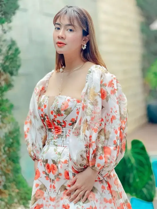 Saat nonton konser Rossa, Felicya Angelista tampil modis dalam balutan gaun bermotif bunga-bunga dari sparkling by patricia yang di-styling oleh Belly Iverzon. (Instagram/felicyangelista_).