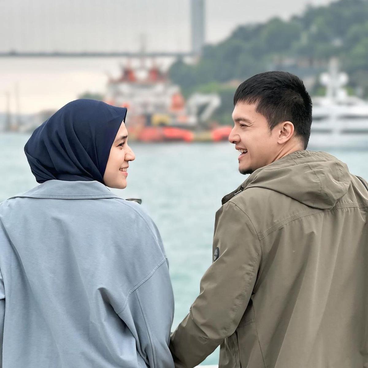 Dhini Aminarti Unggah Foto Terbaru Bareng Dimas Seto dan Perlihatkan Kemesraan: Semua Akan Indah Pada Waktunya