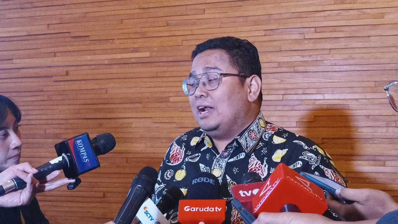 Bagja mengingatkan sanksi bagi peserta Pemilu 2024 yang memaksa memasang stiker kampanye di rumah warga.<br>