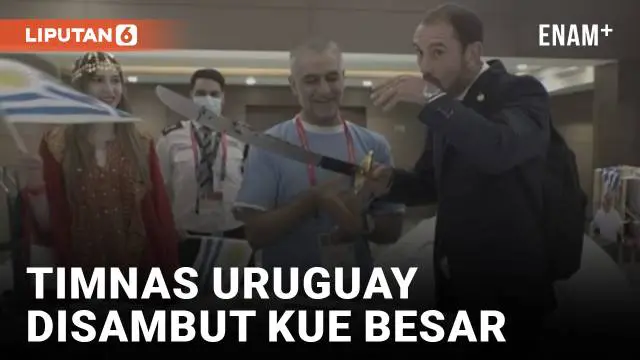 Timnas Uruguay mendapat sambutan meriah dari para suporter ketika tiba di hotel hari Sabtu. Suarez dan kolega juga disuguhkan kue besar bergambar bendera Uruguay.