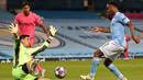 Gelandang Manchester City, Raheem Sterling, berusaha mencetak gol ke gawang Real Madrid pada laga leg kedua 16 besar Liga Champions di Etihad Stadium, Sabtu (8/8/2020) dini hari WIB. Manchester City menang 2-1 atas Real Madrid. (AFP/Nick Potts/pool)