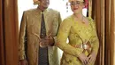 Putri Presiden Jokowi dan Ibu Iriana juga menikah dengan pria berdarah Batak, Bobby Nasution. Sebelum menikah, Kahiyang Ayu mendapatkan marga Siregar. Marga tersebut dari keluarga ibunda Boby. [Instagram/ayanggkahiyang]