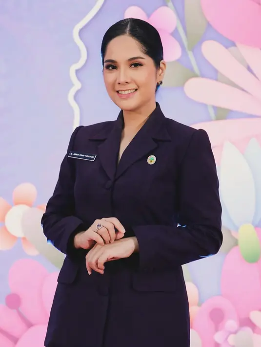 Dengan sanggul simple dan makeup minimalis yang bikin image ibu persit makin tak bisa lepas. [@annisayudhoyono]