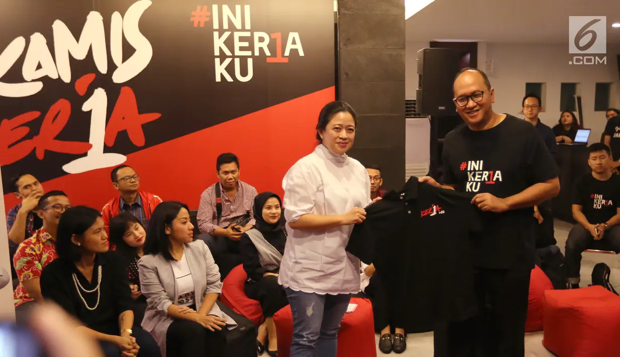 Wakil Ketua TKN Jokowi-Ma'ruf Amin, Rosan Roeslani memberikan kaus kepada Menko PMK Puan Maharani pada talk show bertema "Human Development Empowering Women in Today's Society” di Kerja @86 Hub, Jakarta, Kamis (21/2). (Liputan6.com/Fery Pradolo)