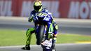 Pebalap Moviestar Yamaha, Valentino Rossi, melakukan jumping wheelie saat latihan jelang GP Valencia di Sirkuit Ricardo Tormo, Spanyol. (AFP/Jose Jordan)