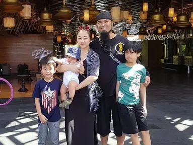 Komedian ternama Peppy ternyata sudah menikah dan memiliki 3 orang anak. Sosok sang istri, Julia Hermawan memang jarang tersorot oleh media. (Liputan6.com/IG/@julia_peppy)