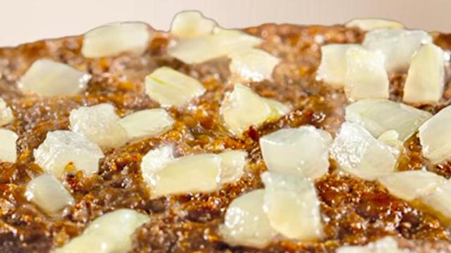 Irisan bawang yang dicampur dengan daging sapi di McDonald's