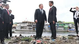 PM Denmark Lars Lokke Rasmussen berbincang dengan Menko Kemaritiman, Luhut Pandjaitan di bantaran sungai belakang Museum Bahari, Jakarta, (28/11). Kedatangannya guna mendukung agenda kelautan Indonesia. (Liputan6.com/Angga Yuniar)