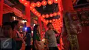 Menjelang tahun baru Cina atau Imlek pada Sabtu, 28 Januari 2017, sejumlah pusat perbelanjaan ramai-ramai mendekorasi ulang suasana mall, Jakarta, Jumat (20/1). (Liputan6.com/Angga Yuniar)