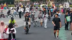 Masyarakat berolahraga tanpa mengenakan masker saat hari bebas kendaraan bermotor di Jalan MH Thamrin, Jakarta, Minggu (25/6/2023). (Liputan6.com/Angga Yuniar)