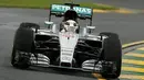 Pebalap Mercedes, Lewis Hamilton, memimpin catatan waktu tercepat pada latihan bebas sesi kedua di Sirkuit Albert Park, Australia, Jumat (18/3/2016). Hamilton membukukan catatan waktu 1 menit 38,841 detik. (Bola.com/Twitter/Formula 1)