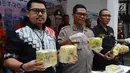 Kabid Humas Polda Metro Jaya Kombes Pol Argo Yuwono (tengah) menunjukkan barang bukti kasus narkoba di Polda Metro Jaya, Jakarta, Jumat (1/3). Subdit II Resnarkoba menangkap lima tersangka dalam kasus ini. (Merdeka.com/ImamBuhori)