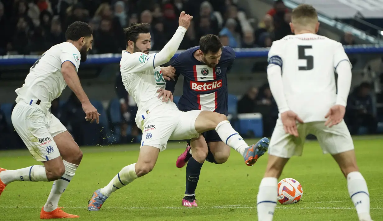 Pemain Paris Saint-Germain (PSG), Lionel Messi, diadang pemain Marseille pada laga Piala Prancis di Stadion Stade Velodrome, Rabu (8/2/2022). (AP Photo/Laurent Cipriani)