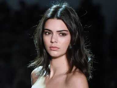 Model asal AS, Kendall Jenner berpose saat membawakan busana rancangan Alexandre Vauthier  selama 2017 spring/summer Haute Couture di Paris Fashion Week, Prancis  (24/1). (AFP Photo/Alain Jocard)