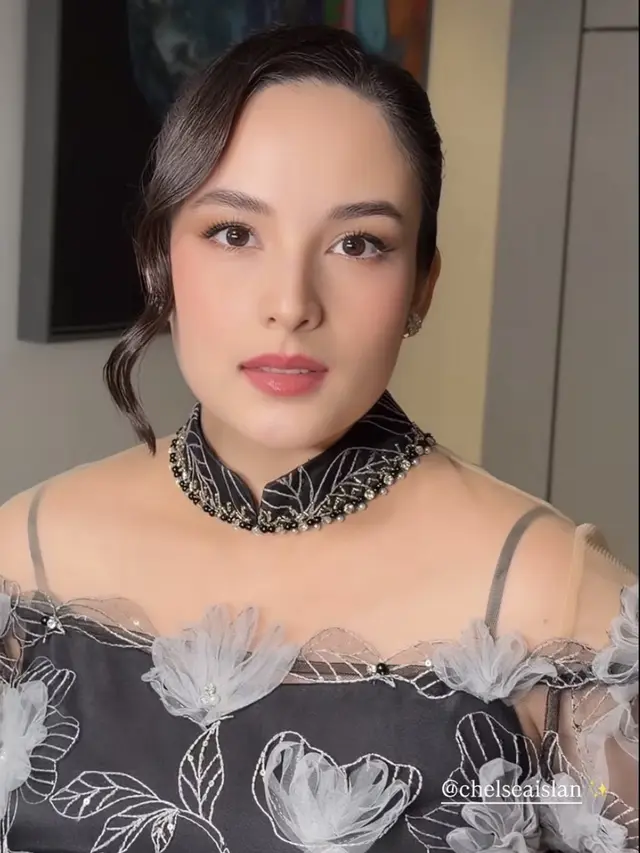 Makeup Chelsea Islan saat kondangan. [@vinkimakeup]