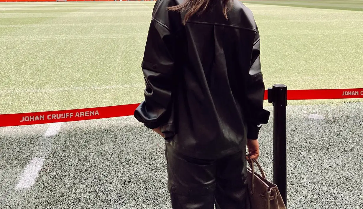 Para gadis fashion selalu membawa leather jacket atau kemeja kulit ke mana pun mereka traveling, termasuk Jennifer Bachdim. (Foto: Instagram @jenniferbachdim)