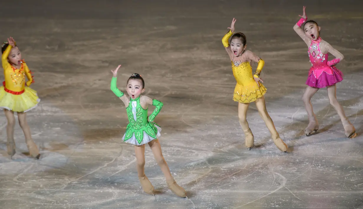 Aksi Anak-anak bermain ice skating selama 'Festival Gambar Skating Hadiah Paektusan ke-26 dalam Perayaan Hari Bintang Cemerlang' sebagai bagian perayaan ulang tahun mendiang pemimpin Korea Utara Kim Jong il di Pyongyang (15/2). (AFP Photo/Ed Jones)