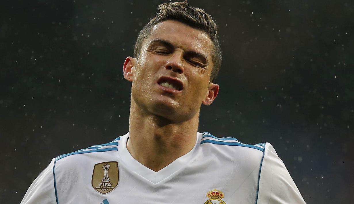 Striker Real Madrid, Cristiano Ronaldo, tampak kecewa usai gagal mencetak gol ke gawang Villarreal pada laga La Liga Spanyol di Stadion Santiago Bernabeu, Madrid, Sabtu (13/1/2018). Real Madrid kalah 0-1 dari Villarreal. (AP/Paul White)